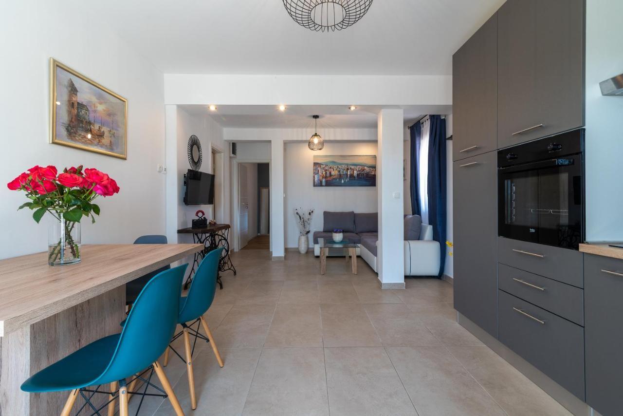 Apartments Dobrila Kaštel Novi المظهر الخارجي الصورة
