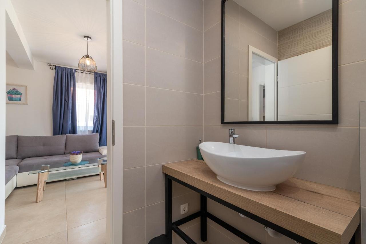 Apartments Dobrila Kaštel Novi المظهر الخارجي الصورة