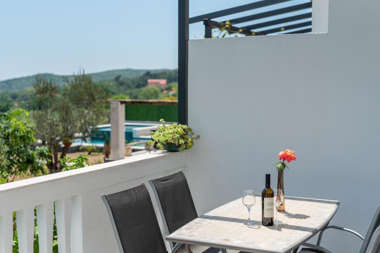 Apartments Dobrila Kaštel Novi المظهر الخارجي الصورة