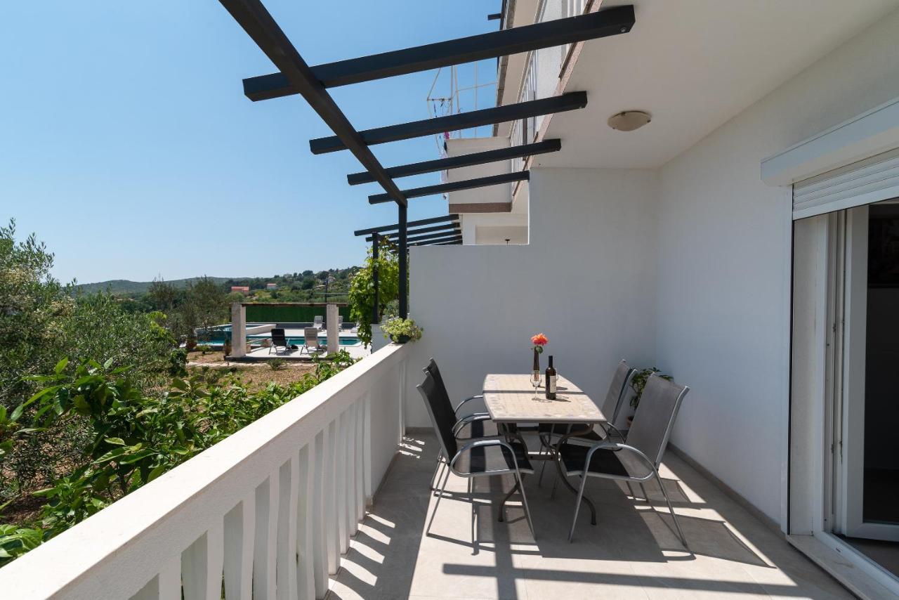 Apartments Dobrila Kaštel Novi المظهر الخارجي الصورة